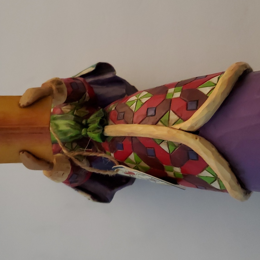 Jim Shore Festive Female Caroler #4005327 - Picture 3 of 12